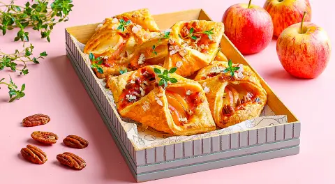 Слойки с яблоком и сыром