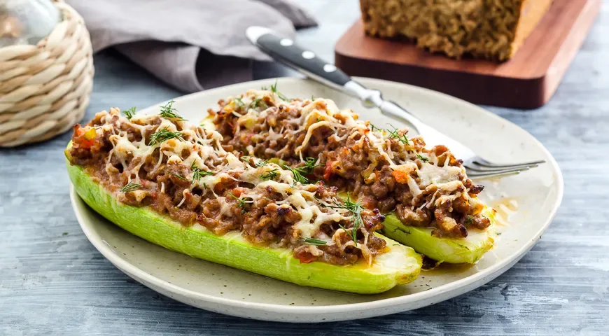 Запеченные кабачки с фаршем