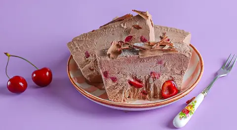 Шоколадное мороженое с вишней