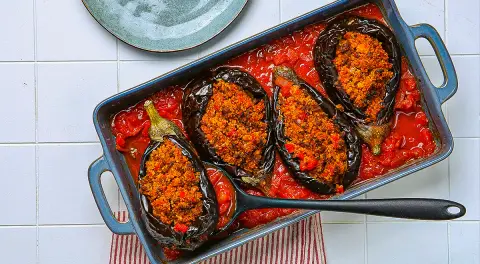 Баклажаны, фаршированные фаршем и кускусом