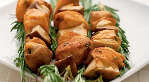 Куриные шашлычки с белыми грибами на розмариновых шпажках
