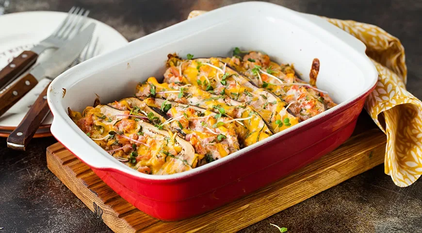 Запеченные баклажаны с помидорами и сыром
